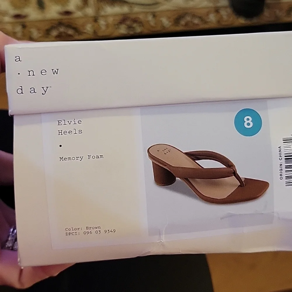 A New Day Elvie Round Heel Sandals Brown Memory Foam insole padded strap 8 New… - Picture 10 of 11